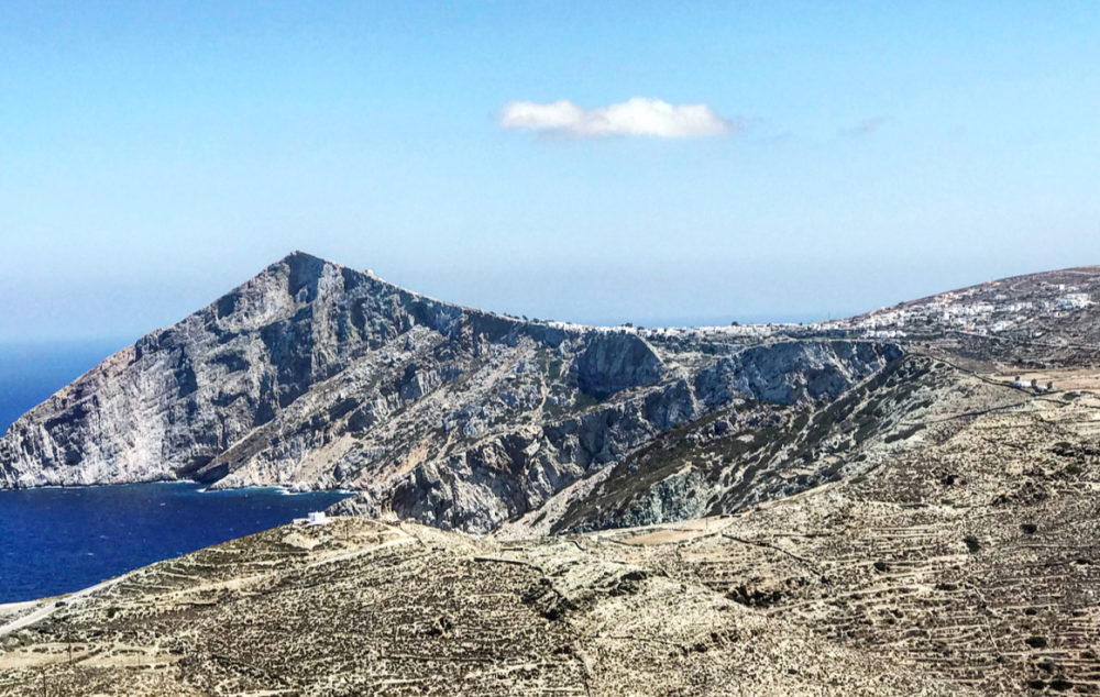 Άγρια ομορφιά...Στο βάθος, στην κορυφογραμμή διακρίνεται η Χώρα