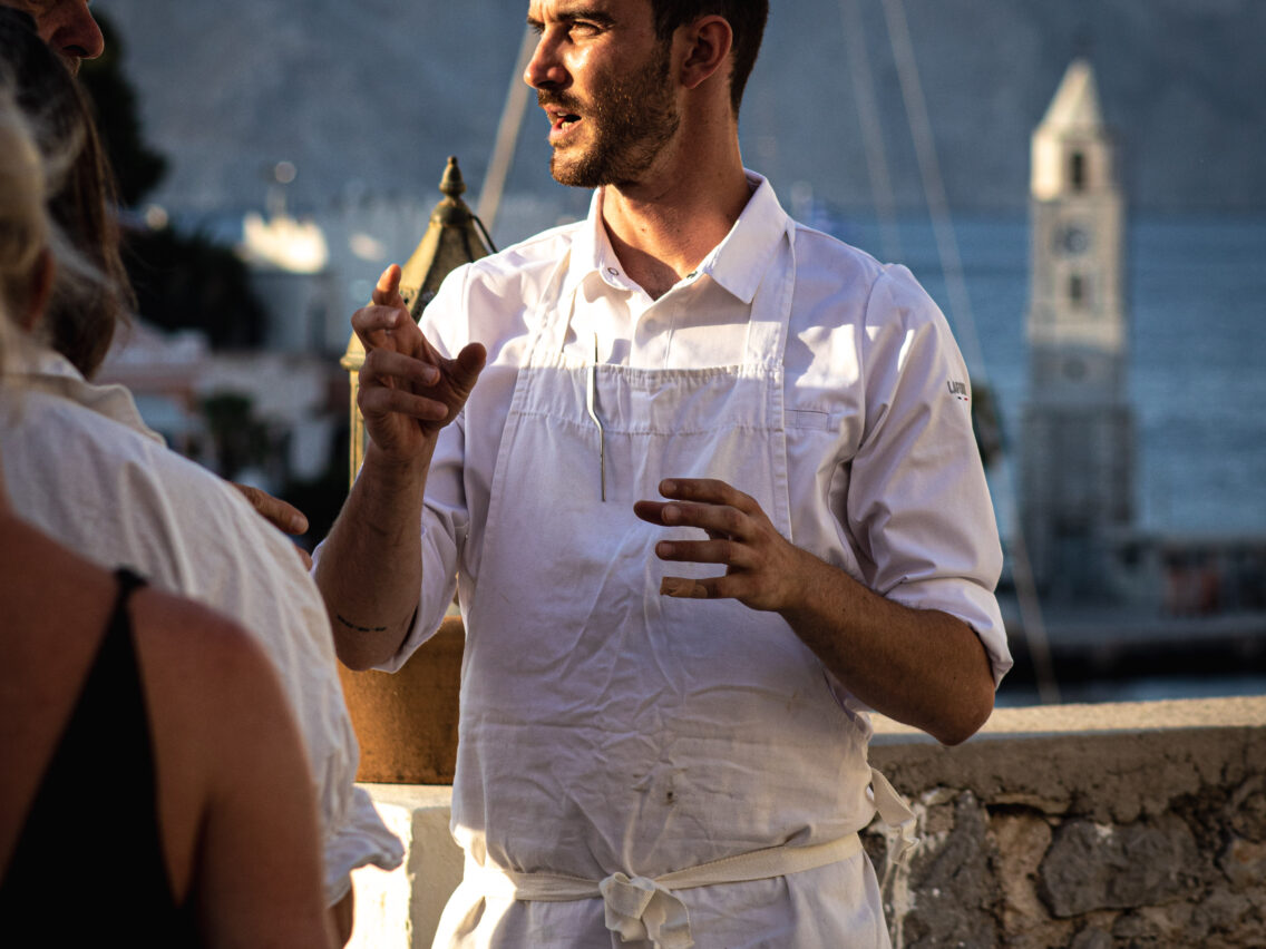 Agora: Τι μας επιφυλάσσει για τη φετινή σεζόν το πρώτο fine dining εστιατόριο της Σύμης;