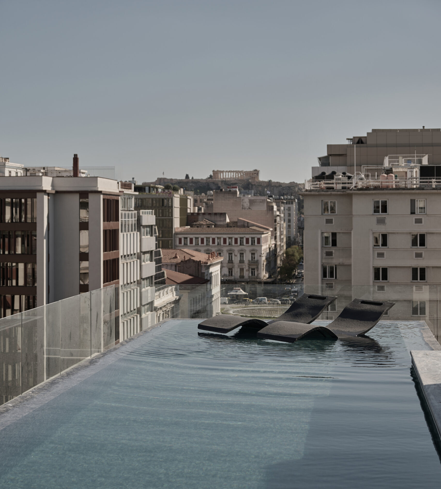 Ψάχνετε ξενοδοχεία με πισίνα στο κέντρο της Αθήνας; Αυτά είναι τα αγαπημένα μας!