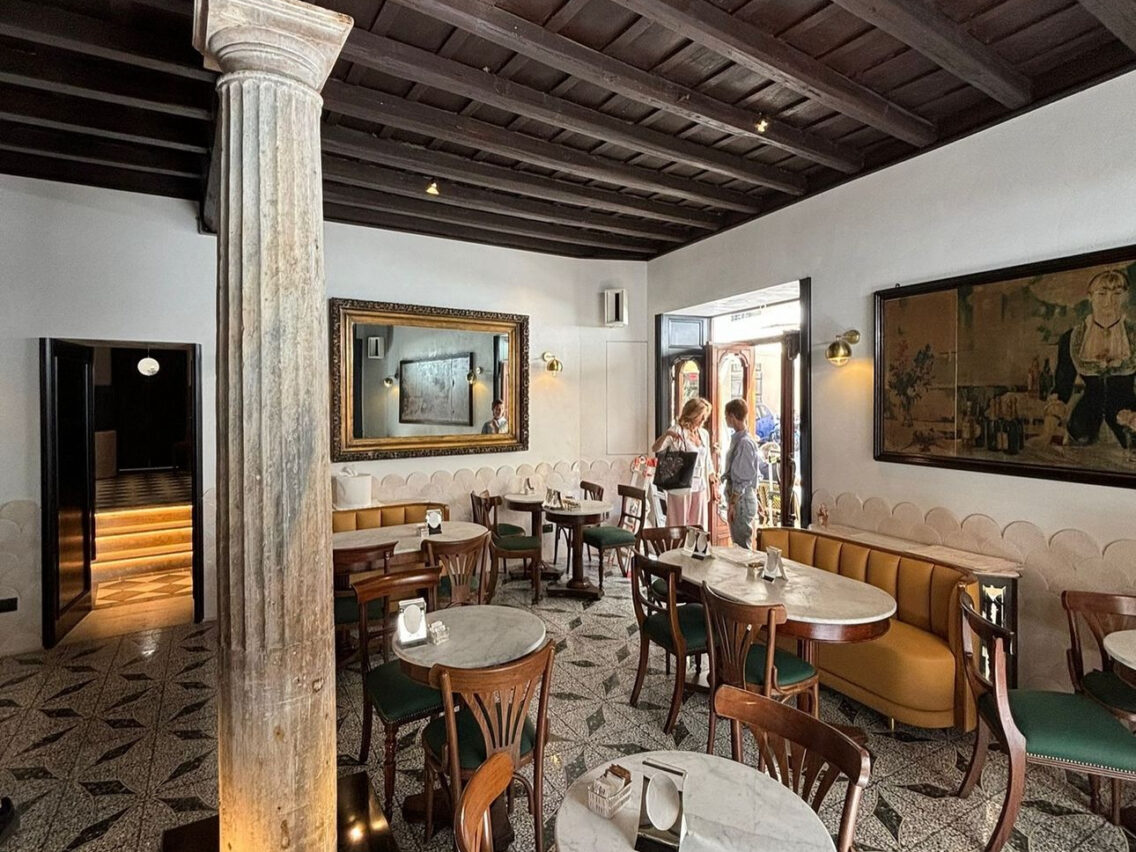 Το ιστορικό Bar della Pace στη Ρώμη ξανάνοιξε τις πόρτες του…