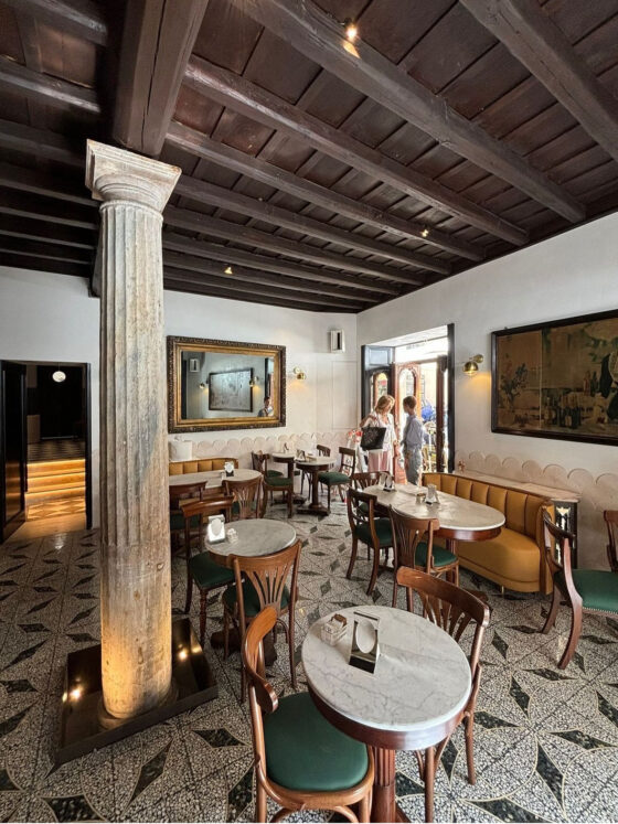 Το ιστορικό Bar della Pace στη Ρώμη ξανάνοιξε τις πόρτες του…