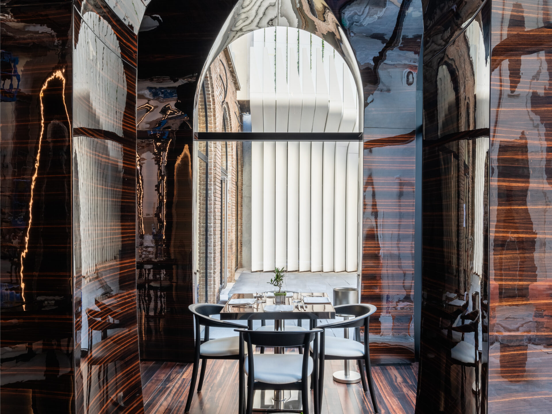 ROMEO Roma! Το πολυτελές ξενοδοχείο που σχεδίασε η Zaha Hadid μόλις άνοιξε και φέρει τη γευστική υπογραφή του Alain Ducasse!