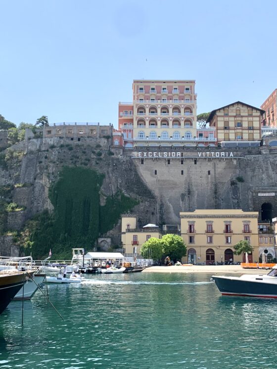 Σκέφτεσαι Amalfi ή Positano; Aυτά τα ξενοδοχεία θα σε κάνουν να μείνεις στο Sorrento…