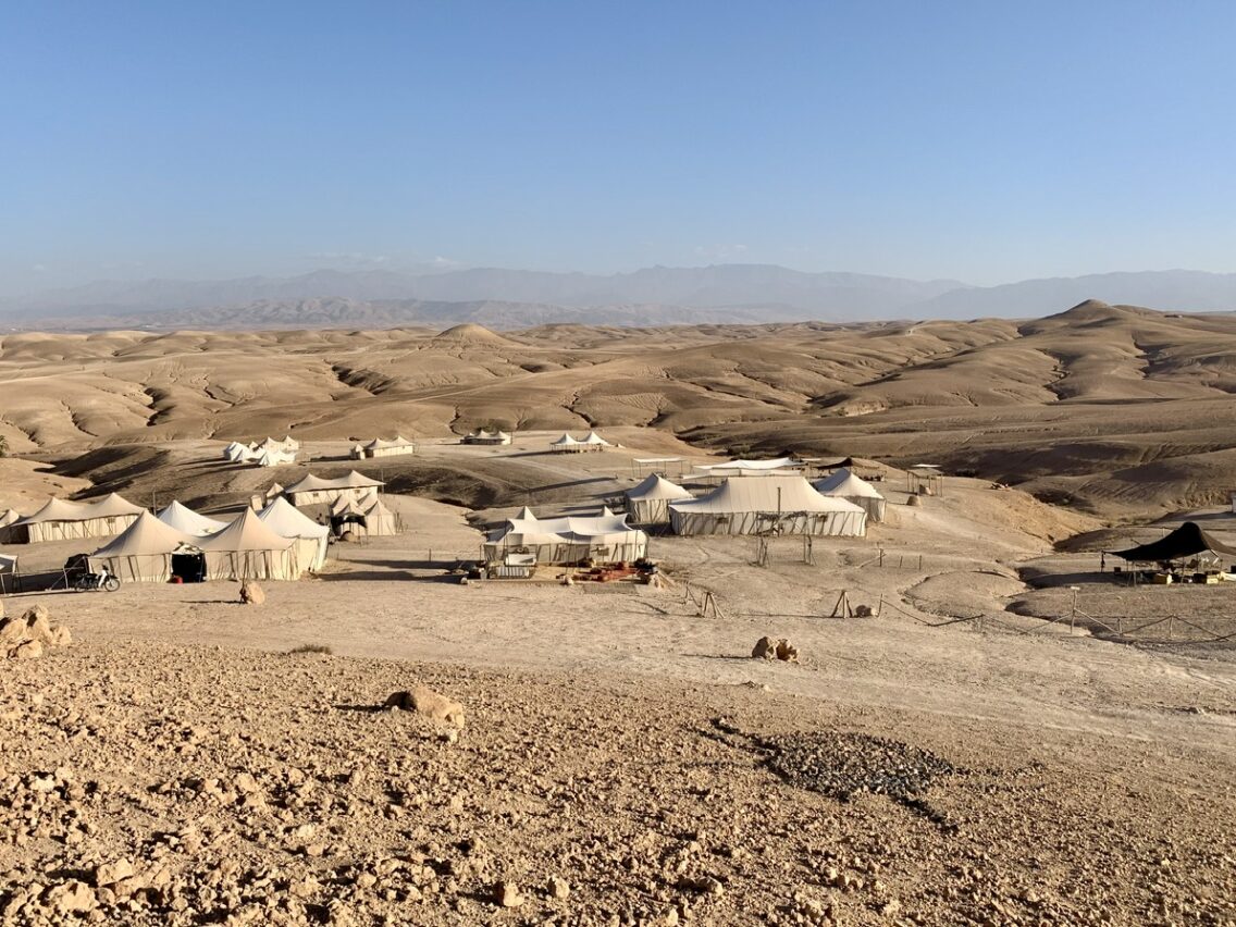 Αν το camping σου φαινόταν πάντα “πολύ σκληρό για να το δοκιμάσεις”, το glamping ήρθε για να σε συμφιλιώσει με τη φύση…