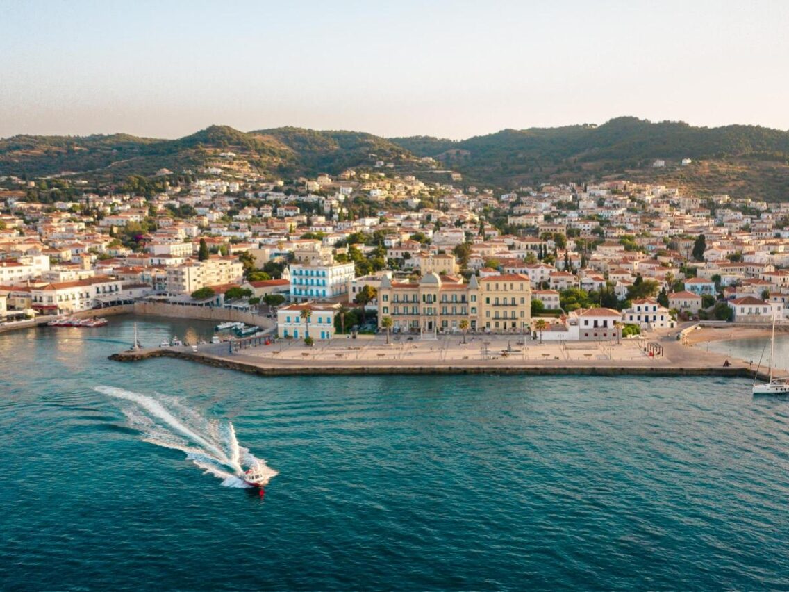 Το θρυλικό Poseidonion Grand Hotel στις Σπέτσες επιστρέφει τη νέα σεζόν προσφέροντας μια άκρως ανανεωμένη εμπειρία φιλοξενίας!