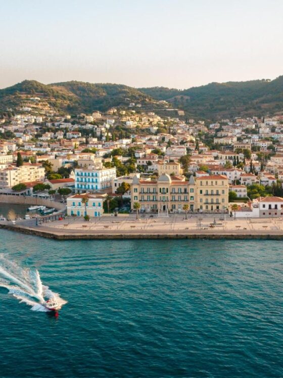 Το θρυλικό Poseidonion Grand Hotel στις Σπέτσες επιστρέφει τη νέα σεζόν προσφέροντας μια άκρως ανανεωμένη εμπειρία φιλοξενίας!